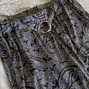 Wide leg flowy pant. Navy print pattern.